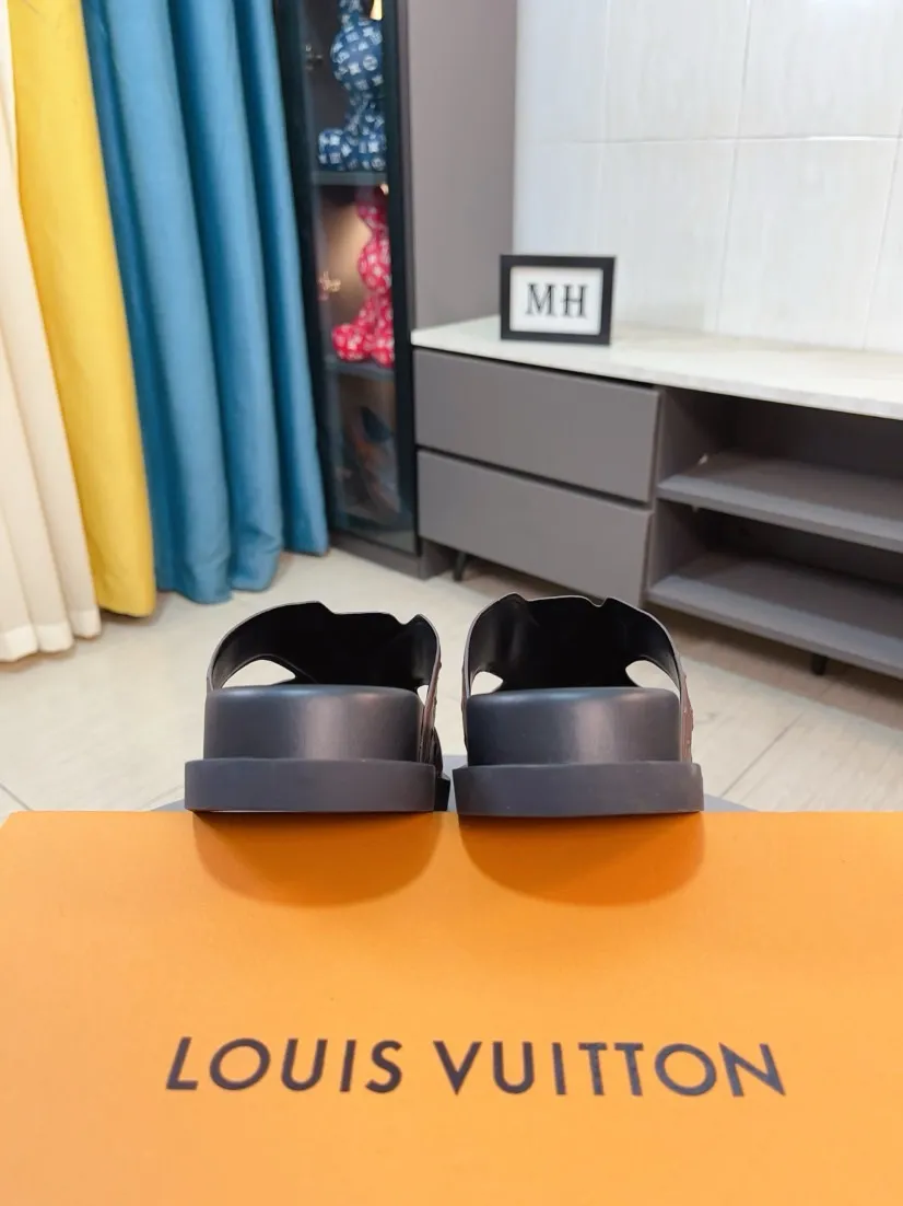 Men's shoes💰300🌹🌹【LV】Multi-color new men's slippers, original top quality version, original special cowhide ostrich embossed➕sheepskin on the inside and sides, non-slip combined sole, more stable walking, more comfortable and lightweight, high-end and generous, size: 38~44